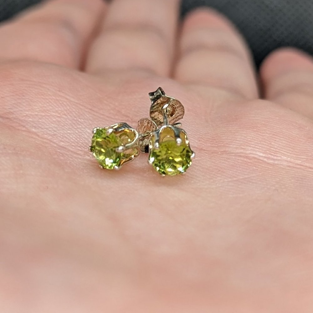 Round faceted peridot studs